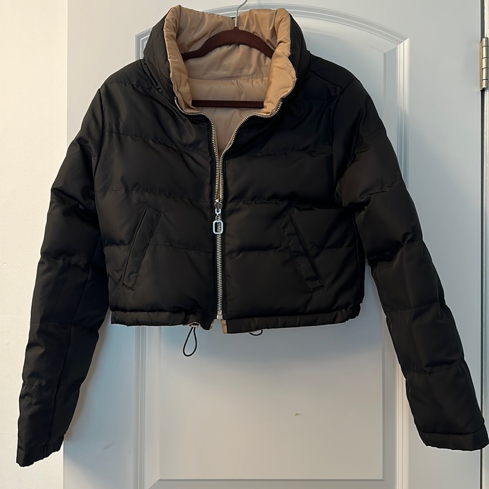 Double sided crop puffer jacket black and beige